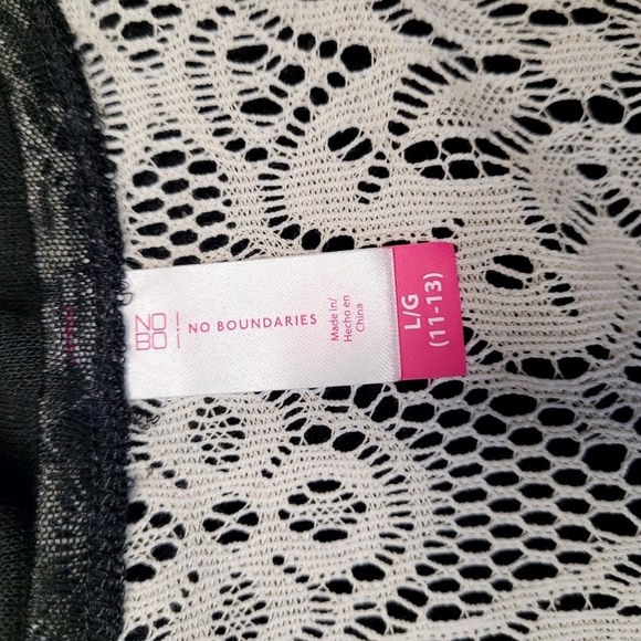 No Boundaries Black Tank Top with Skull Design - Picture 4 of 6